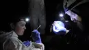 PPeneliti memeriksa kelelawar di sebuah gua di kawasan New Mammoth Cave, AS (16/12/2011). Peneliti  AS mengatakan sindrom hidung putih dapat mengancam satu spesies kelelawar pemakan serangga mengalami kepunahan. (AP Photo/Amy SB)