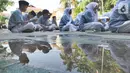 Siswa kelas VIII belajar mata pelajaran Sejarah Kebudayaan di halaman sekolah Mts. Hidayatul Umam di Cinere, Depok, Kamis (7/11/2019). Kegiatan hari belajar di luar kelas yang serentak di seluruh Indonesia ini dilakukan dalam rangka memperingati hari anak internasional. (merdeka.com/Arie Basuki)