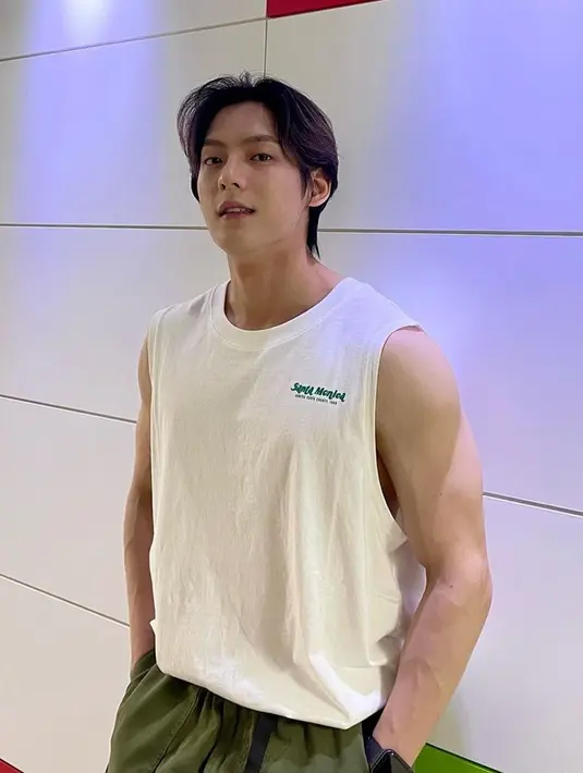 Minhyuk mengenakan kaos tanpa lengan berwarna putih yang memperlihatkan lengan kekarnya. Penyanyi yang akrab disapa Huta ini merupakan personel dari boy group asal Korea Selatan BTOB. (Instagram/@hutazone)