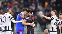 Kiper Juventus, Gianluigi Buffon (kiri), berpelukan dengan pemain Milan, Luiz Adriano, seusai bertanding dalam lanjutan Serie A Italia di Stadion Juventus, Minggu (22/11/2015) dini hari WIB. (EPA/Alessandro di Marco)