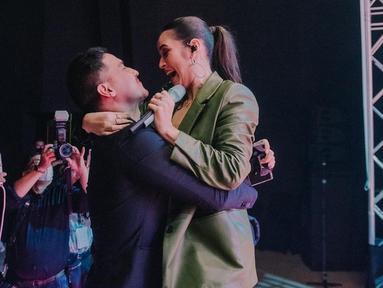 Raisa mengunggah beberapa potret Hamish Daud yang datang saat dirinya manggung. Momen yang jarang diperlihatkan itu sontak mencuri perhatian netizen. (Instagram/raisa6690)