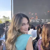 Luna Maya Bergaya Bohemian Pamer Perut Rata di Coachella, credit: Instagram/lunamaya