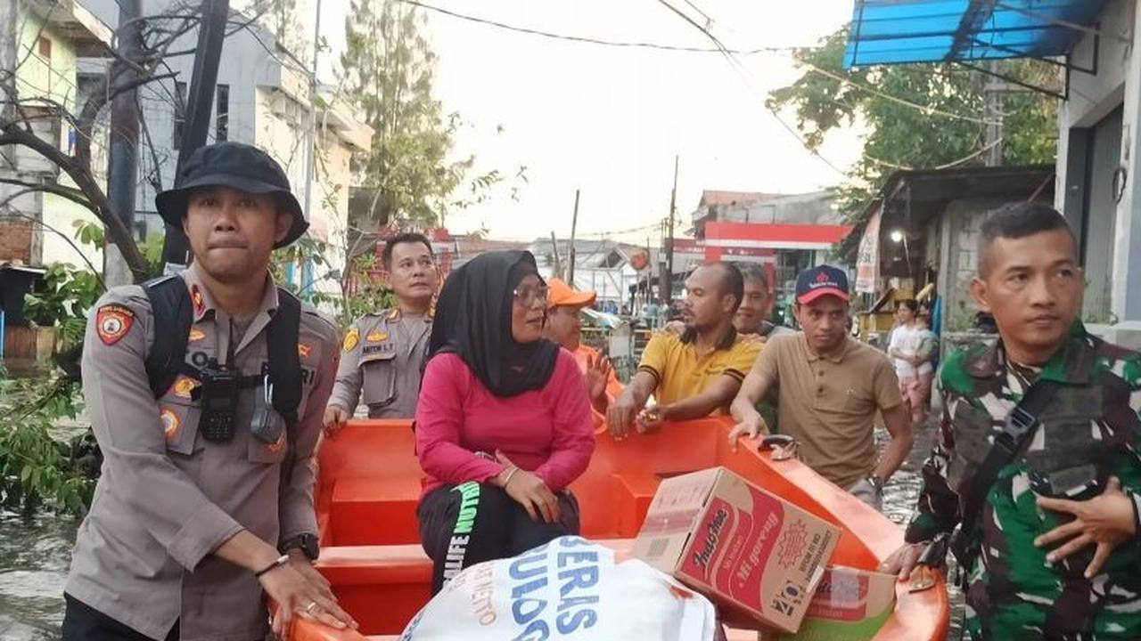 Forkopimca Kelapa Gading Salurkan Bantuan Banjir, Akses Lokasi Pakai Perahu
