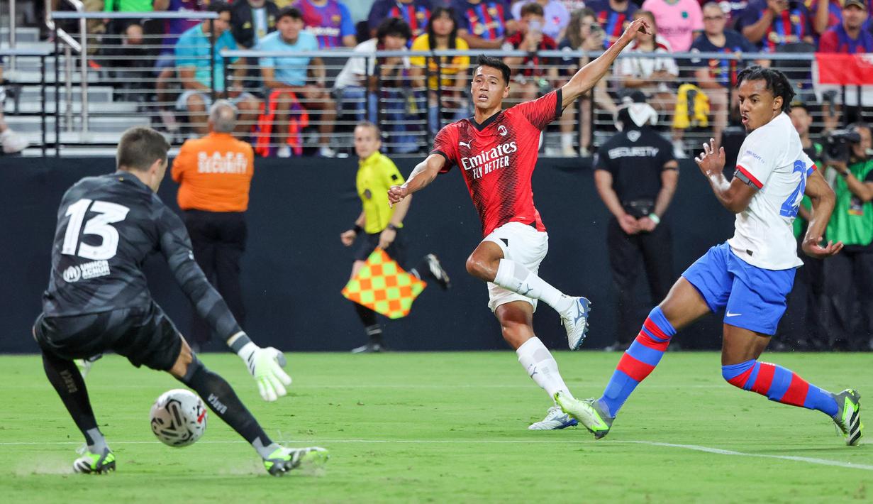 Tijjani Reijnders (tengah) baru bergabung dengan AC Milan pada awal musim ini sebagai pengganti Sandro Tonali. Sampai sejauh ini, Reijnders mengoleksi 794 menit bermain dari 10 pertandingan di semua kompetisi. Dia menyumbang dua assist dari penampilannya tersebut. (AFP/Getty Images/Ethan Miller)