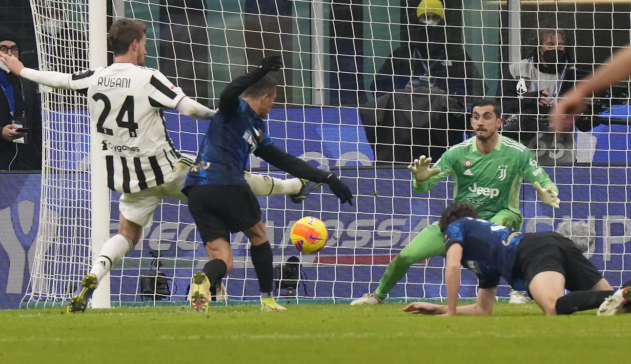 Penyerang Inter Milan, Alexis Sanchez (kedua kiri) mencetak gol di menit ke-120 ke gawang Inter Milan pada pertandingan final Piala Super Italia 2021 di Stadion San Siro di Milan, Italia, Kamis (13/1/2022). Inter Milan menang tipis atas Juventus 2-1 lewat perpanjangan waktu. (AP Photo/Luca Bruno)