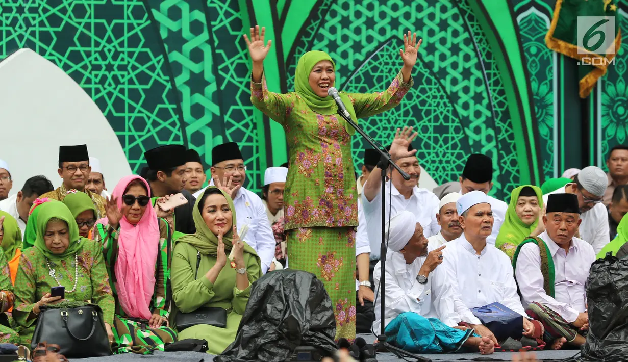 Ketua Umum PP Muslimat NU Khofifah Indar Parawansa memberi sambutan dalam Harlah ke-73 Muslimat NU di SUGBK, Jakarta, Minggu (27/1). Khofifah menyebut banyaknya jemaah yang hadir dalam acara Harlah ke-73 Muslimat NU tersebut. (Liputan6.com/Johan Tallo)