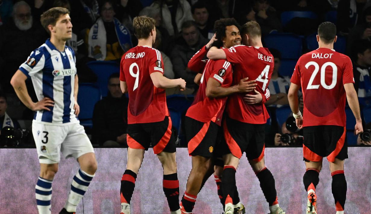 Di babak kedua, Manchester United bermain lebih agresif. Pada menit ke-57, Joshua Zirkzee membuka keunggulan The Red Devils atas Real Sociedad. (ANDER GILLENEA/AFP)