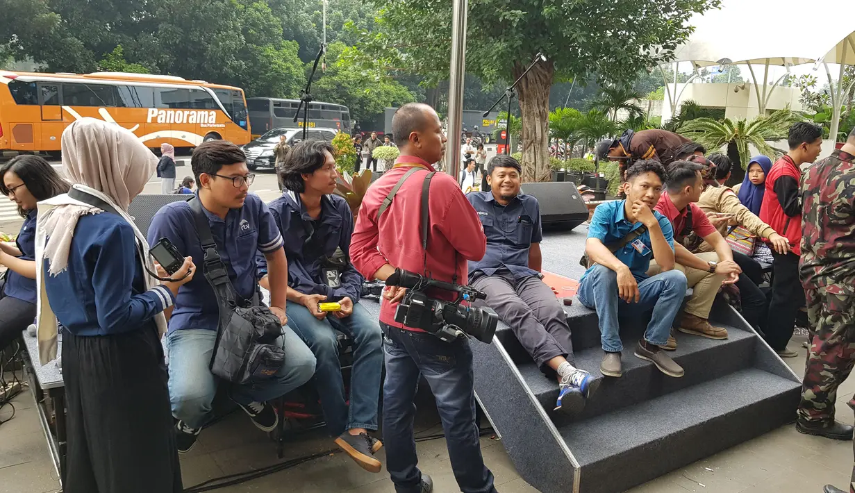 Sejumlah awak media bersiap jelang kedatangan penyidik KPK Novel Bawesdan di Gedung KPK, Jakarta, Kamis (22/2). (Liputan6.com/Herman Zakharia)