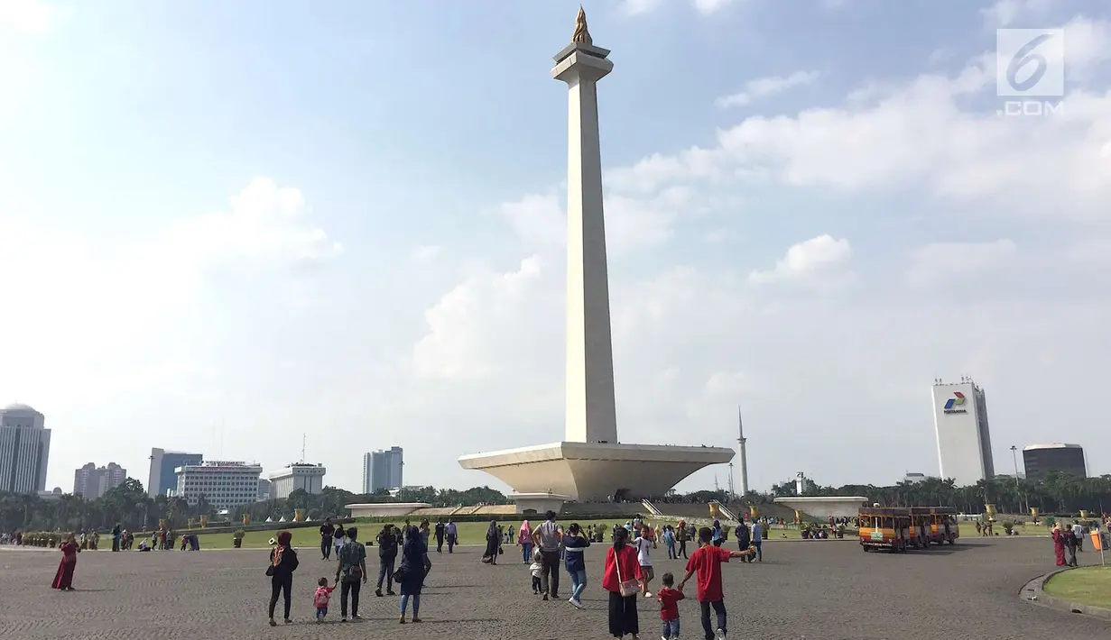 Pengunjung memadati kawasan wisata Monumen Nasional (Monas) di Jakarta, Minggu (17/6). Di H+2 Lebaran, Monas masih menjadi salah satu destinasi wisata bagi warga Ibu Kota dan sekitarnya. (Liputan6.com/Immanuel Antonius)