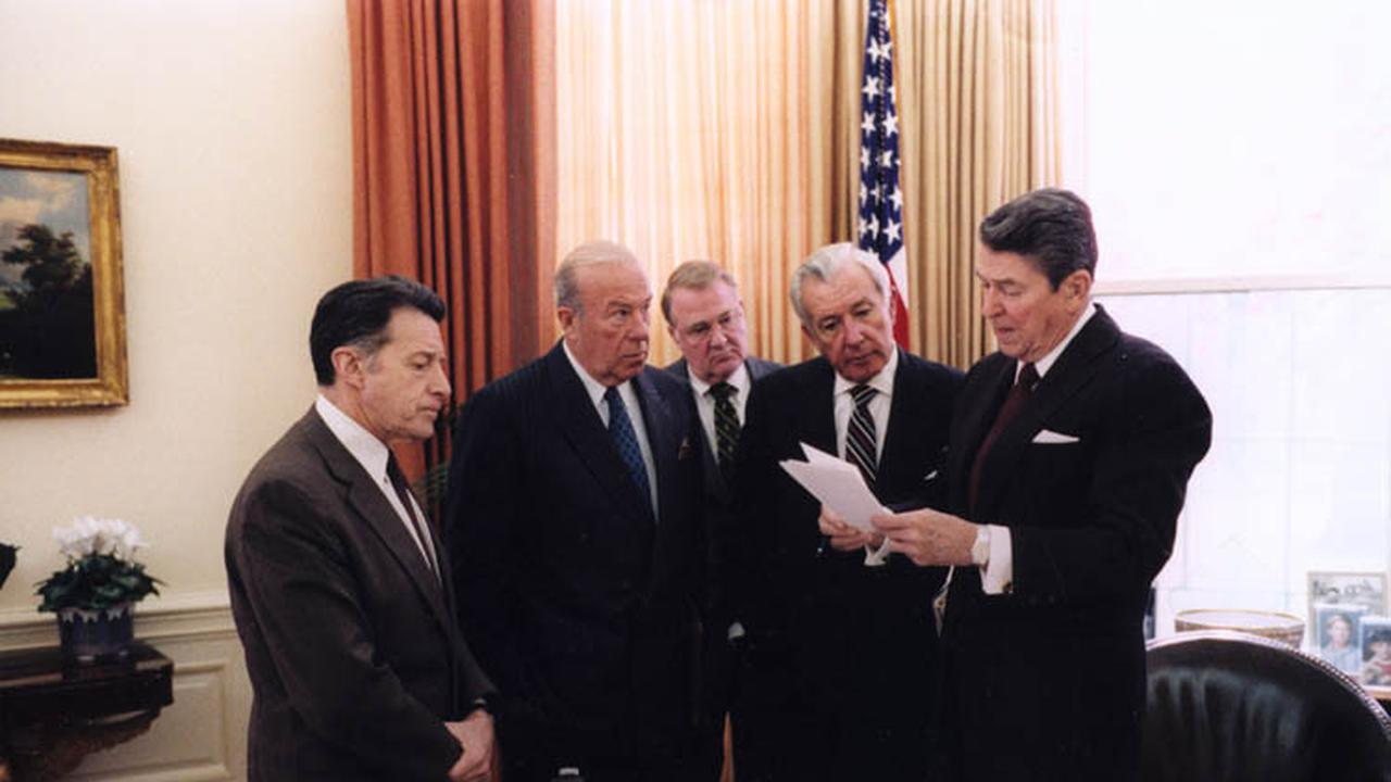 Presiden AS Ronald Reagan saat bertemu dengan para staf dan menteri Gedung Putih saat menyiapkan pidato penjelasan soal 'Iran - Contras Affair' atau Skandal Iran - Contras 1986 (Wikimedia Commons)