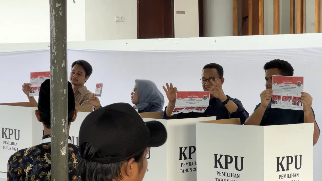 Anies Baswedan telah menggunakan hak pilihnya untuk Pilkada Jakarta 2024 sembari menonjolkan gestur tiga jari saat memamerkan kertas suara.