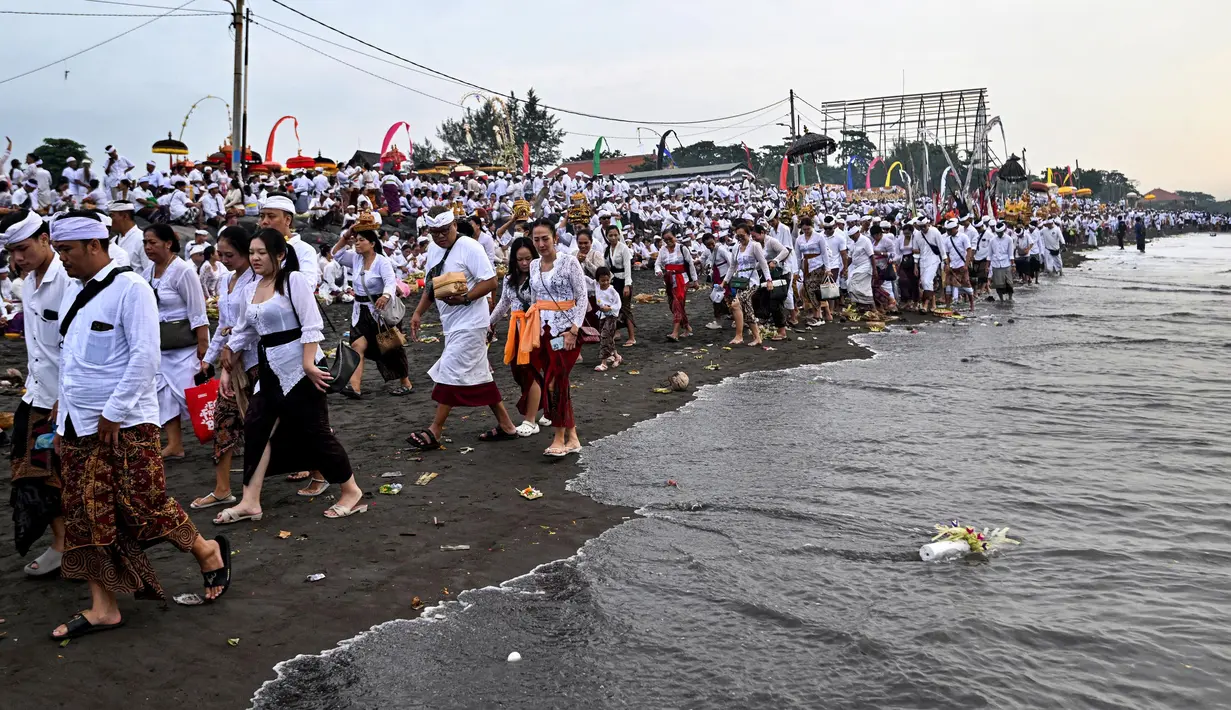 Upacara Melasti merupakan salah satu ritual penyucian bagi umat Hindu Bali yang diadakan sebelum Hari Raya Nyepi. (Sonny TUMBELAKA/AFP)