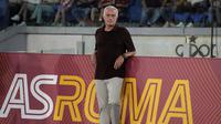 Pelatih AS Roma, Jose Mourinho terlihat sebelum pertandingan melawan Monza pada lanjutan Liga Serie A Italia di Stadion Olimpiade Roma, Rabu (31/8/2022). Roma menang telak atas Monza 3-0. (AP Photo/Gregorio Borgia)