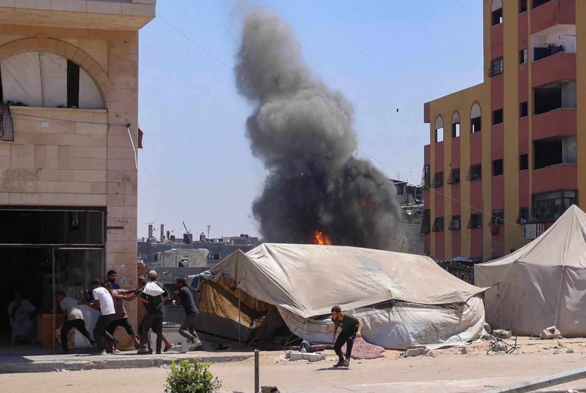 Judul: Detik-Detik Roket Israel Hantam Gedung di Gaza