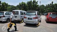 Sejumlah mobil hasil razia dan ban tergembok terparkir di IRTI Monas, Jakarta, Senin (13/3). Pada periode Januari-Febuari, Dishub menindak 6.437 kendaraan dengan sanksi ditilang. (Liputan6.com/Yoppy Renato)