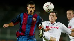 Giovanni van Bronckhorst. Bek kiri Belanda ini didatangkan Barcelona dari Arsenal pada awal musim 2003/2004 sebagai pemain pinjaman. Musim berikutnya ia dipermanenkan hingga 2006/2007. Total 4 musim, 2 trofi LaLiga, 1 Liga Champions dan 1 trofi Super Spanyol sukses diraihnya. (AFP/Cesar Rangel)