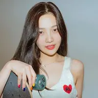 Pada 2017, Joy Red Velvet mengejutkan penonton dengan suaranya yang indah. Namun sayangnya, ia kalah dalam jumlah voting saat bersaing dengan peserta lain saat menyanyikan lagu BoA, "Valenti". (Liputan6.com/IG/@_imyour_joy)