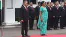 Menteri Pertahanan Ryamizard Ryacudu bersama Menteri Pertahanan India, Nirmala Sitharaman melakukan jajar kehormatan di halaman Kantor Kementerian Pertahanan, Jakarta Pusat, Selasa (23/10). (Lipuann6.com/Angga Yuniar)