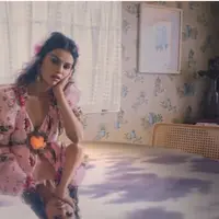 Selena Gomez tampil dalam balutan gaun floral dalam video klip teranyarnya yang mengusung tajuk De Una Vez. (Tangkapan Layar YouTube Selena Gomez)