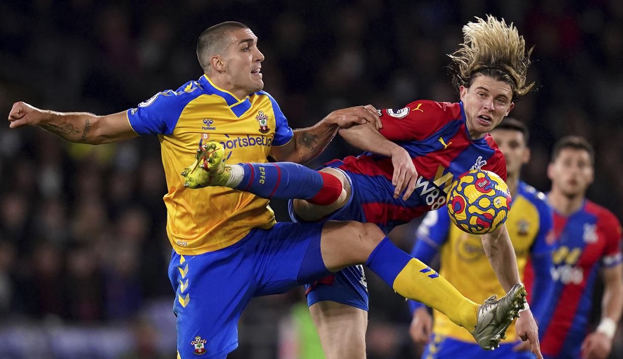 Conor Gallagher. Gelandang Crystal Palace berusia 21 tahun yang dipinjam dari Chelsea awal musim 2021/2022 ini tampil mengejutkan hingga membuat The Eagles kepincut untuk mempermanenkannya musim depan. Ia telah mencetak 6 gol di Liga Inggris, unggul 3 gol dibanding Lukaku. (PA via AP/Adam Davy)