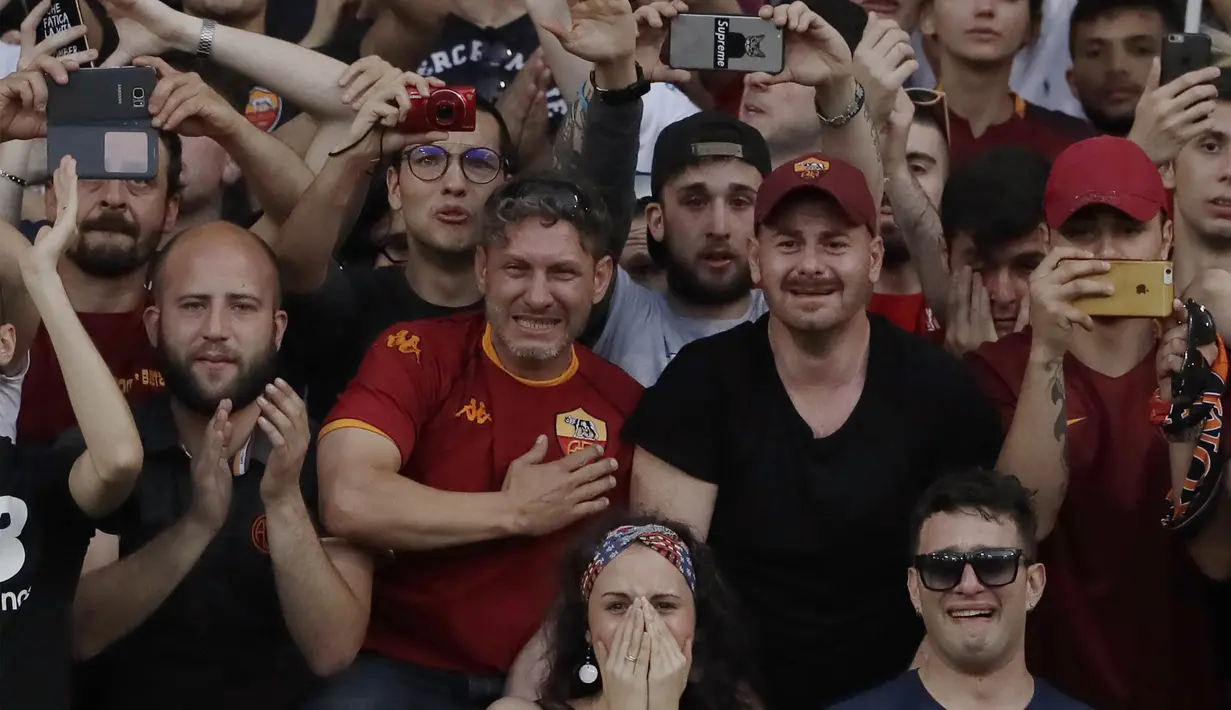 Sejumlah supporter AS Roma menangis saat perayaan perpisahan Francesco Totti di Stadion Olimpico, Roma, Minggu (28/5/2017). Selama 25 tahun Totti berkarier di AS Roma. (AP/Alessandra Tarantino)