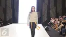 Model berjalan dipanggung mengenakan busana rancangan MADE IND X TANGAN dalam pagelaran Senayan City Fashion Nation ke-11, Jakarta, Senin (10/4). (Liputan6.com/Faizal Fanani)