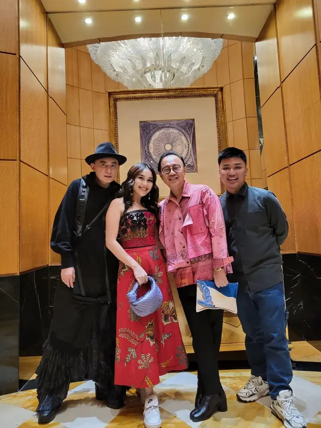 Gaya Feminine Sporty Ayu Ting-Ting Padukan Tas Seharga Rp40Jutaan dan Sneaker Saat Hadiri Show Didi Budiardjo