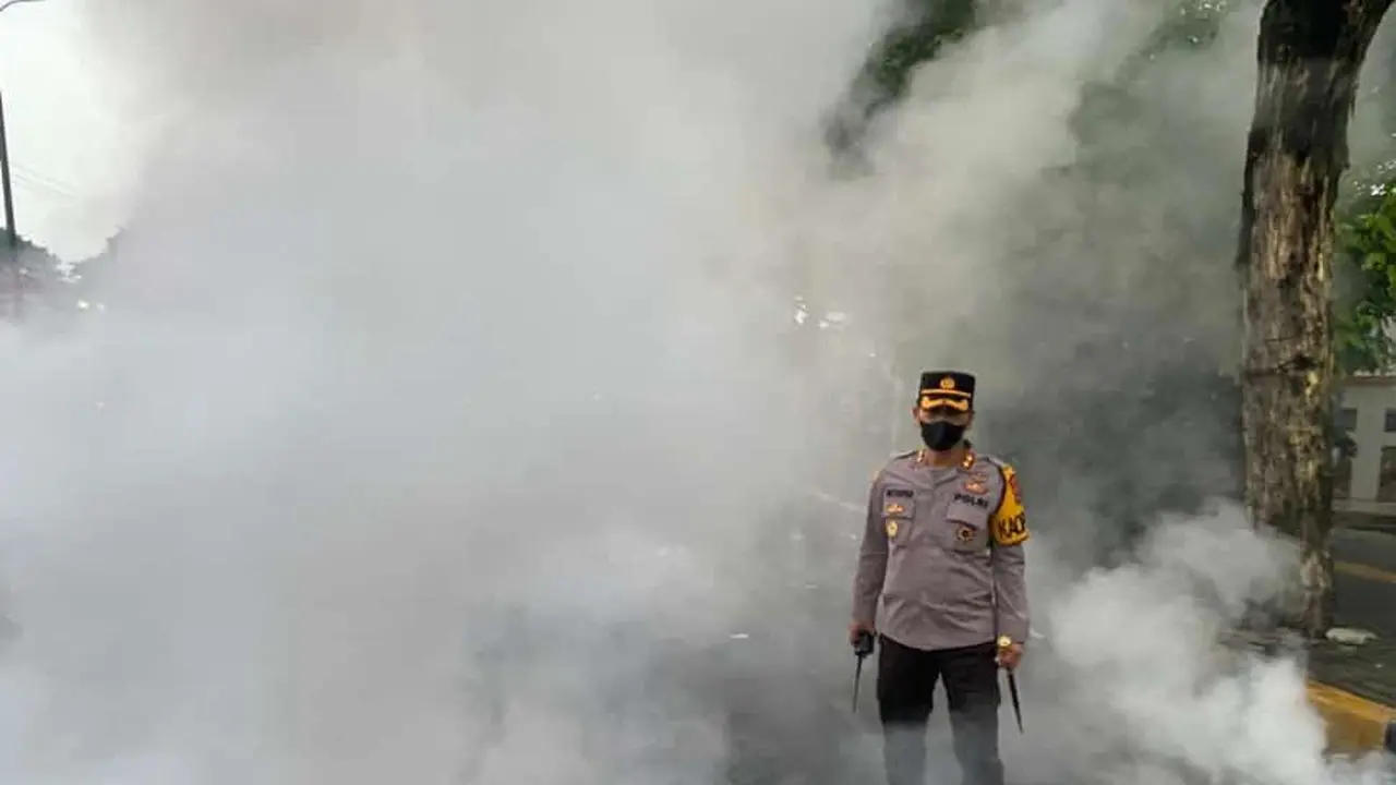 Kapolres Serang Kota, AKBP Maruli Ahiles Hutapea, Usai Memadamkan Ban Bekas Yang Dibakar Mahasiswa. (Rabu, 13/04/2022). (Dokumentasi Polres Serang Kota).
