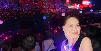 Ayu Ting mengunggah beberapa momen dirinya saat nonton Coldplay. Dia terlihat duduk di tribun atas bersama sang adik, Syifa dan suami serta rekan kerjanya, Hesti Purwadinata