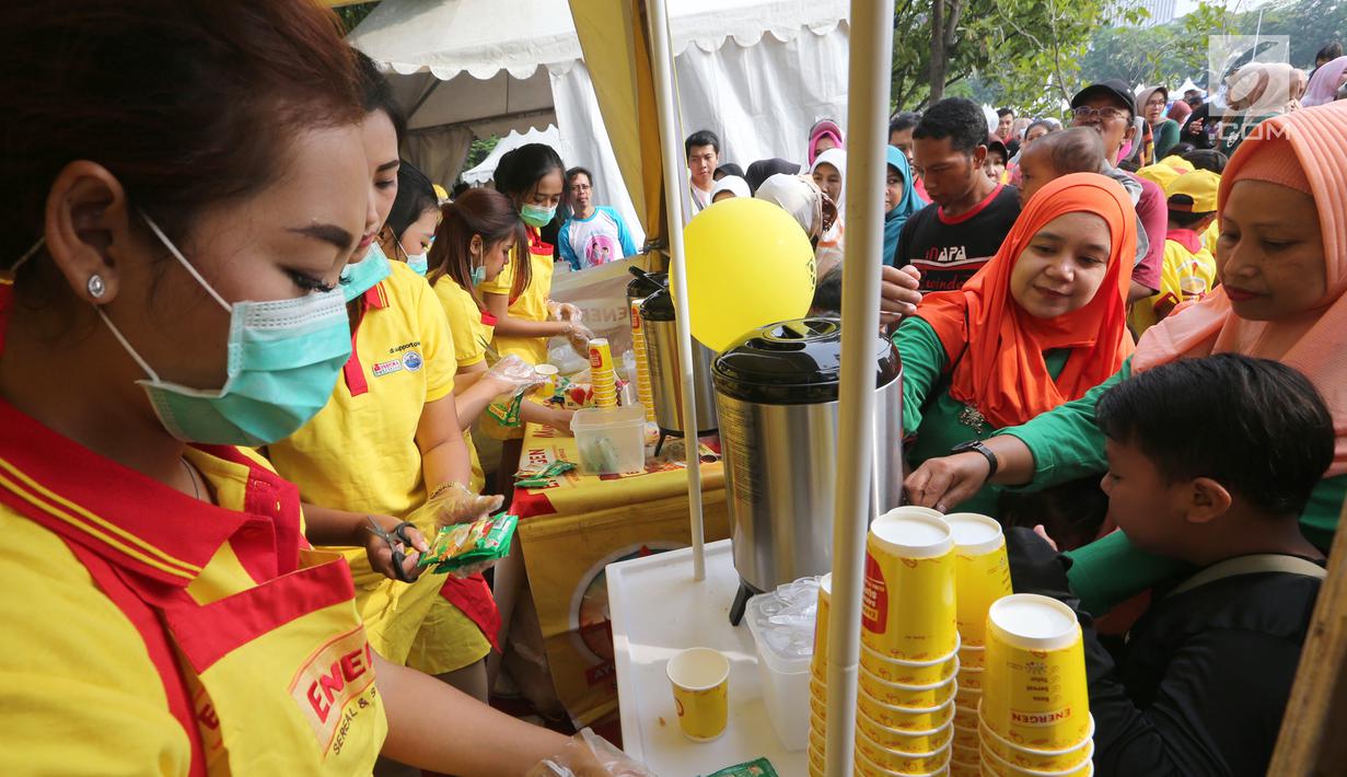 Warga antre mendapatkan minum pada acara Kampanye Nasional bertajuk Cegah Stunting Itu Penting di Lapangan Gasibu, Bandung, Minggu (18/11). Kampanye bersama Energen menunjukkan kepedulian terhadap kasus balita bertubuh pendek. (Liputan6.com/HO/Bon)