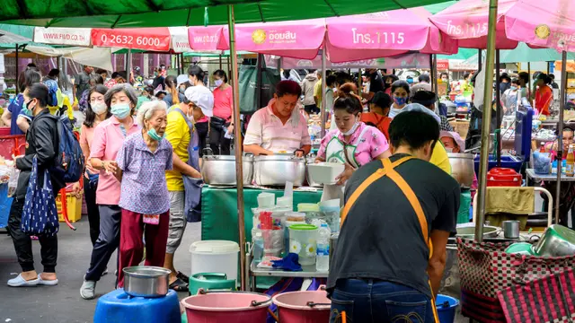 Warga Saat Thailand Longgarkan Aturan Lockdown