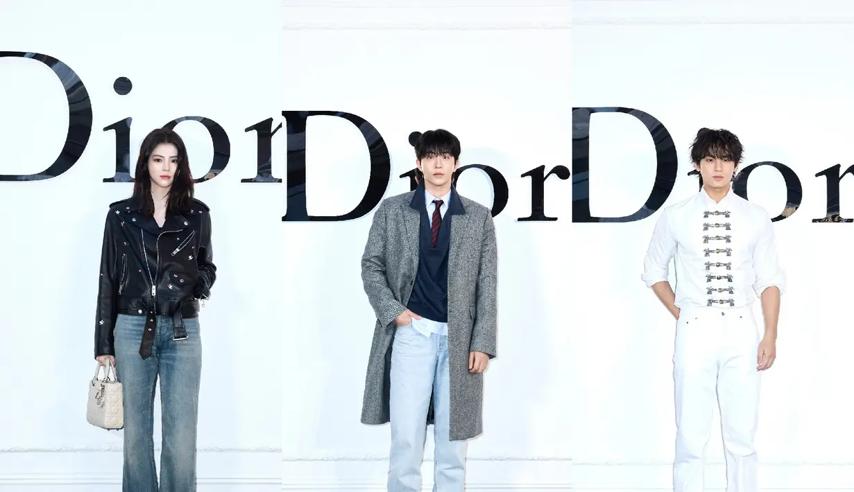 Jonathan Anderson resmi memamerkan koleksi pertamanya untuk Dior di Korea Selatan. Koleksi debutnya ini disaksikan oleh sederet artis ternama, mulai dari Han So Hee hingga Nam Joohyuk. Penasaran seperti apa penampilan mereka? [Dior]