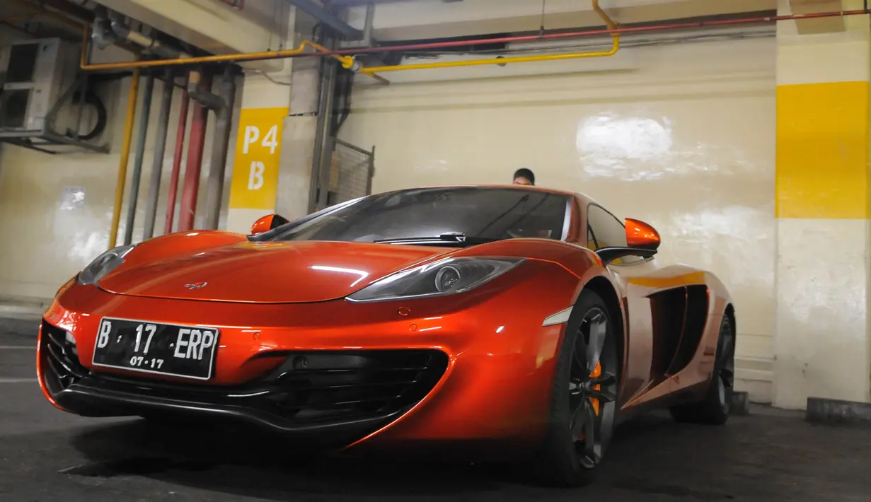 Lamborghini menjadi kendaraan yang akan dipakai oleh Marcel Chandrawinata selaku pemeran utama dalam film Street Society (Liputan6.com/Herman Zakharia).