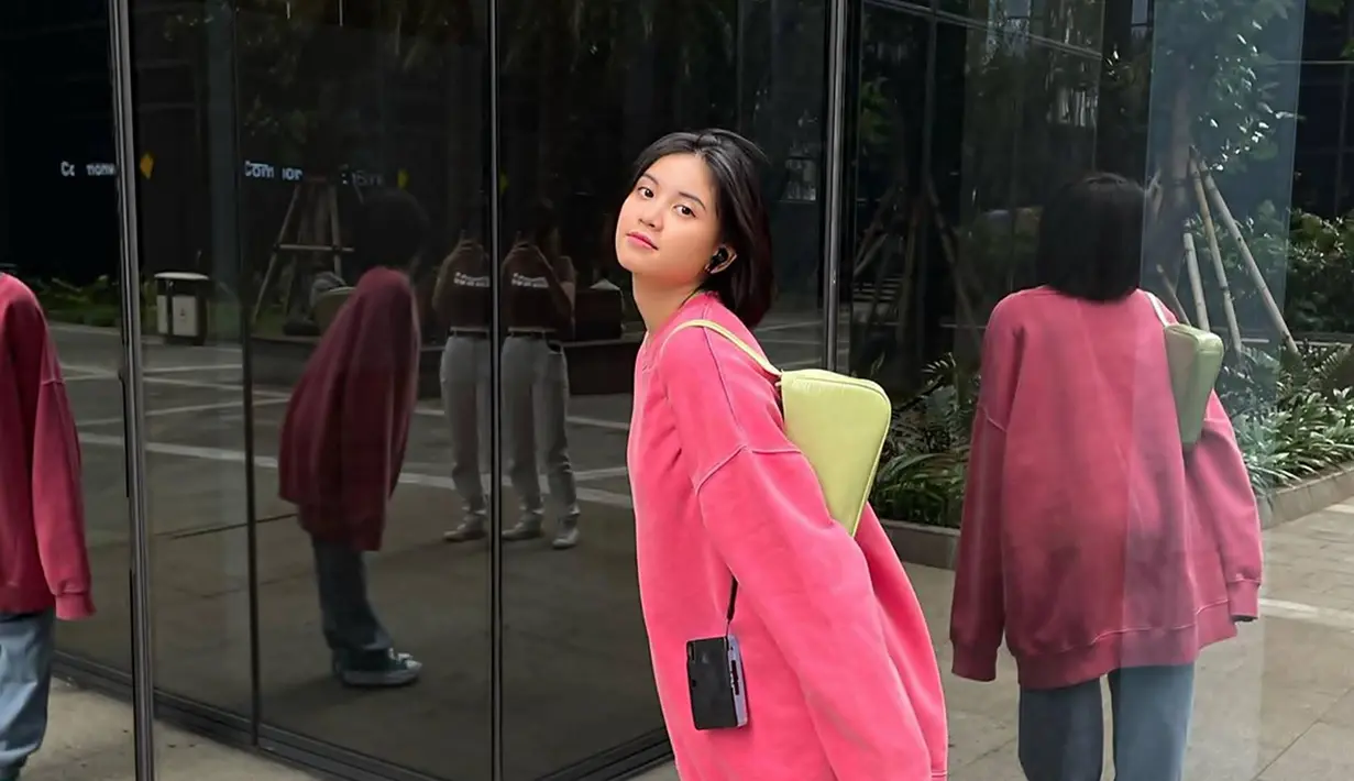 Belakangan kerap muncul di layar kaca, gaya Melati pun kerap menuai sorotan. Dalam media sosial Instagramnya, ia pun kerap bagikan berbagai potretnya yang stylish dengan gaya OOTD. Baik itu mengenakan sweeter oversize hingga berbagai outfit yang dipadukan dengan celana denim. (Liputan6.com/IG/@melati.sesilia)
