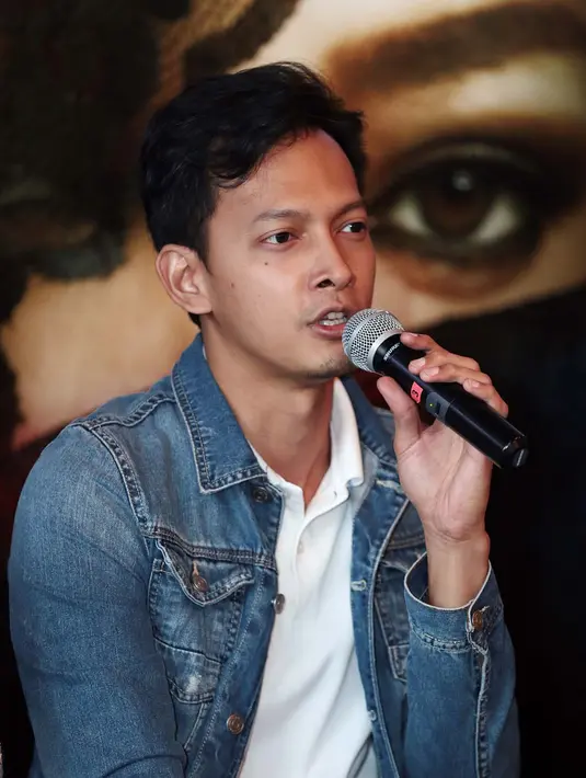 Demi memerankan karakter Fahri, ia harus kembali membaca ulang novel dengan judul sama karya Habiburrahman El Shirazy. Hal itu untuk melihat kembali detil karakter sosok Fahri. (Deki Prayoga/Bintang.com)