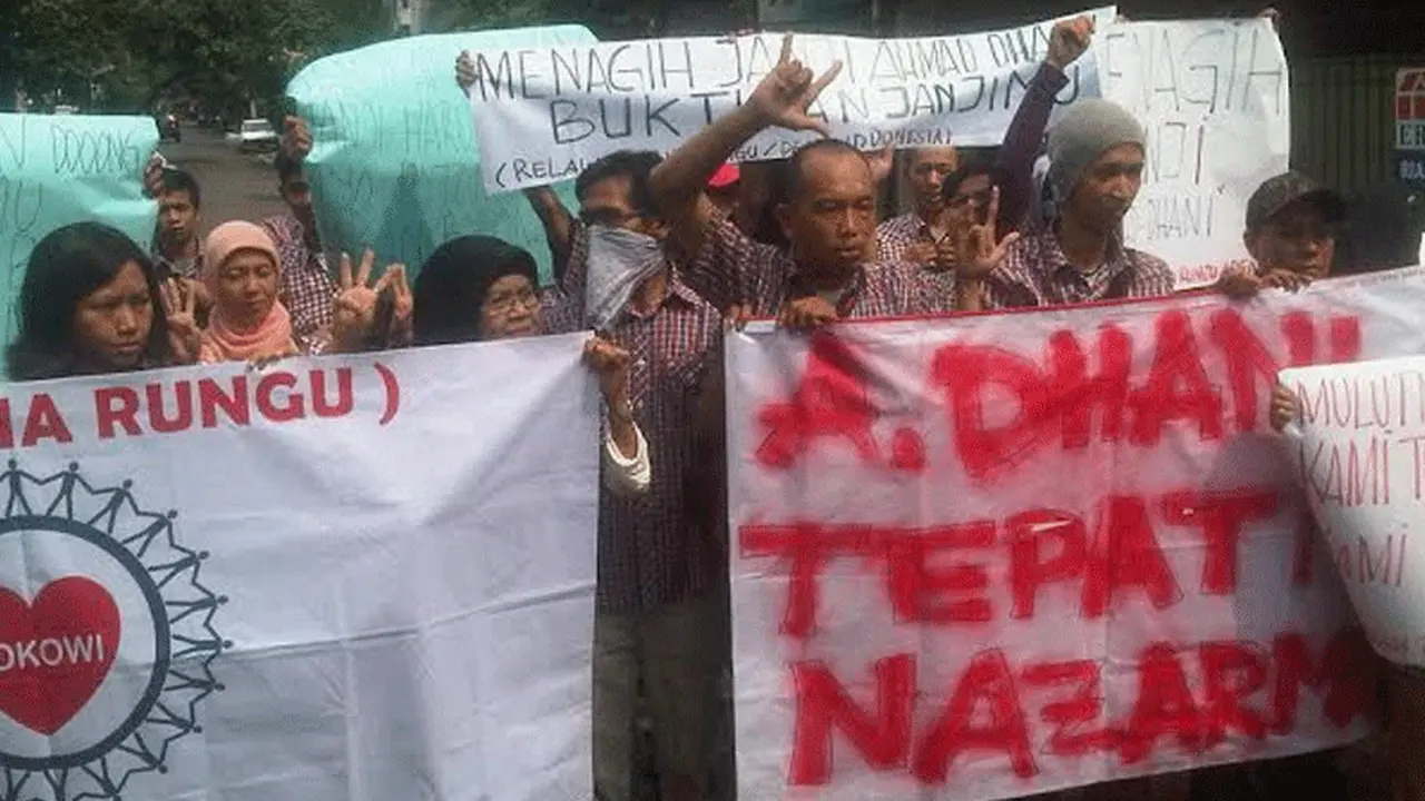 Para tuna rungu demo di depan rumah Ahmad Dhani