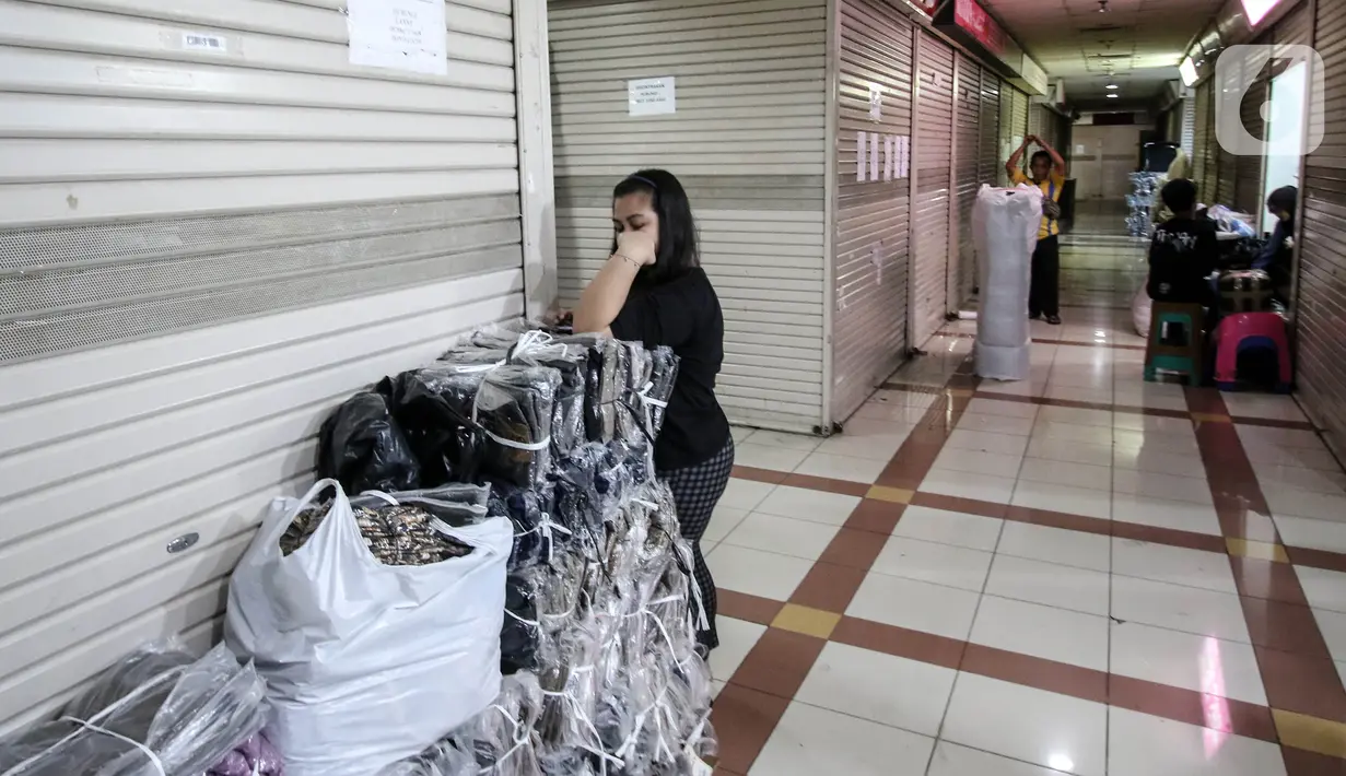 Diberitakan sebelumnya, Pasar Tanah Abang di Jakarta Pusat hampir selalu ramai setiap hari, bahkan saking ramainya kerap menimbulkan kemacetan di sekitar kawasan tersebut. Namun baru-baru ini viral di media sosial, sejumlah pedagang mengeluh kondisi Pasar Tanah Abang kini semakin sepi pengunjung sehingga berdampak pada menurunya penjualan di toko mereka. (Liputan6.com/Angga Yuniar)