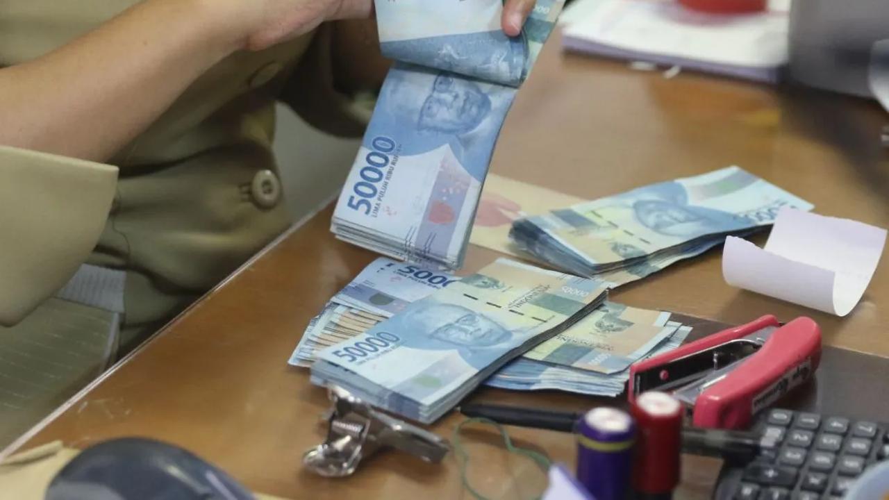 Di era digital ekonomi saat ini, tidak cukup banyak masyarakat melakukan transaksi besar dengan menggunakan cek.