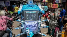 Seorang pekerja kota mengendarai bajaj yang dihiasi dengan jarum suntik tiruan di jalanan di Chennai, India pada Sabtu (3/6/2021). Seorang seniman di Chennai menghias bajaj tersebut untuk meningkatkan kesadaran orang-orang tentang pentingnya vaksinasi Covid-19. (Arun SANKAR/AFP)
