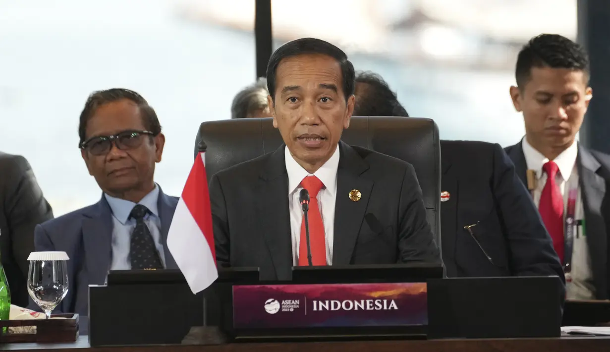 Jokowi resmi membuka KTT ke-42 ASEAN 2023 setelah menyambut kedatangan para pemimpin ASEAN di Hotel Meruorah pagi ini. (AP Photo/Achmad Ibrahim, Pool)