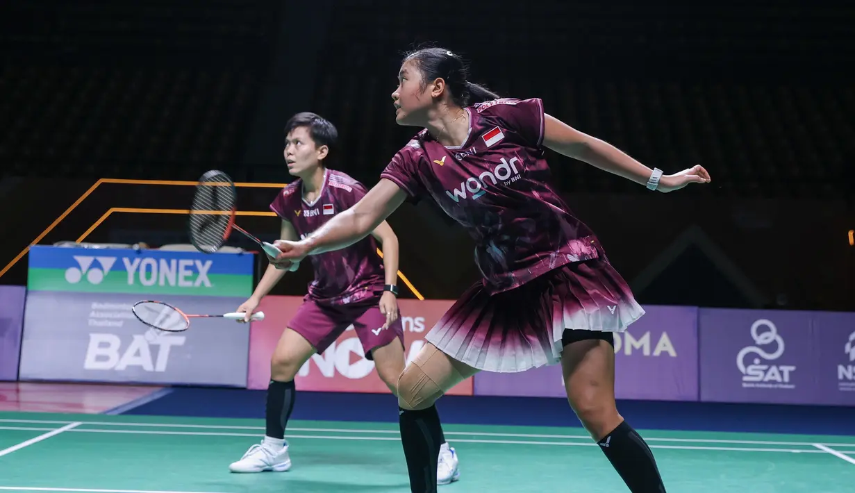 Aksi ganda putri Indonesia, Amalia Cahaya Pratiwi/Siti Fadia Silva Ramadhanti yang tampil di partai final Thailand Masters 2026 melawan wakil China, Bao Li Jing/Li Yi Jing di Stadion Nimibutr, Bangkok, Thailand, Minggu (1/2/2026) siang WIB. (Dok. PBSI)