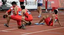 Lalu Muhammad Zohri (kanan) bersama Fadlin, Eko Rimbawan, dan Bayu Kertanegara sujud syukur usai meraih perak dalam final lari 4x100 meter cabang olahraga atletik Asian Games 2018 di Jakarta, Kamis (30/8). (AP Photo/Lee Jin-man)