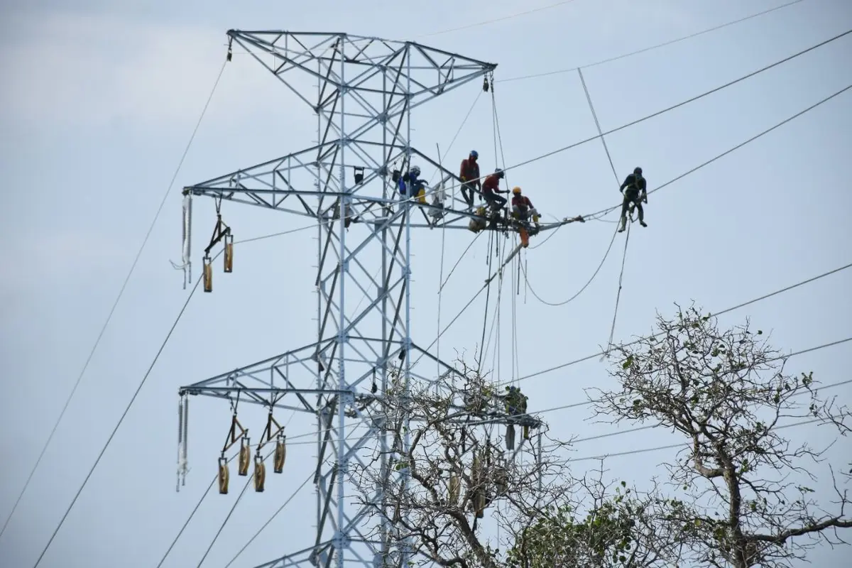 PLN tengah mempersiapkan pembangunan jaringan listrik bertegangan ekstra tinggi 500 kilovolt (kV) yang bakal membentang dari Pulau Jawa hingga Bali. (Dok PLN)