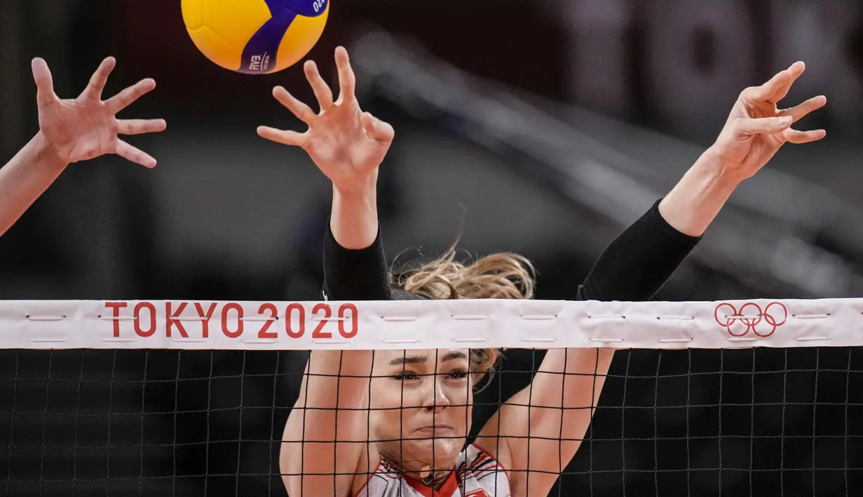 Pada pertandingan pertama mereka di Pool B, Minggu (25/7/2021), Turki sukses membungkam China 3-0. Zehra Gunes, yang bermain sebagai middle blocker, turun di pertandingan tersebut. (Foto/AP/Manu Fernandez)