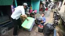 Warga mengemas barang miliknya di kawasan Bukit Duri, Jakarta, Kamis (8/9). Jelang penertiban, warga di kawasan tersebut mulai berinisiatif mengemas barang untuk pindah ke Rusun Rawa Bebek pascaterbitnya SP II. (Liputan6.com/Immanuel Antonius)
