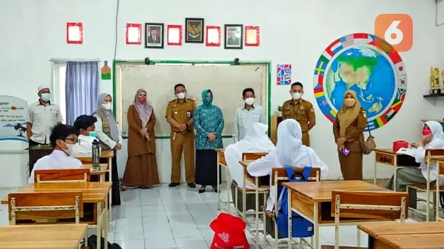 Ketua PKK Makassar Indira Yusuf Ismail tinjau simulasi PTM (Liputan6.com)