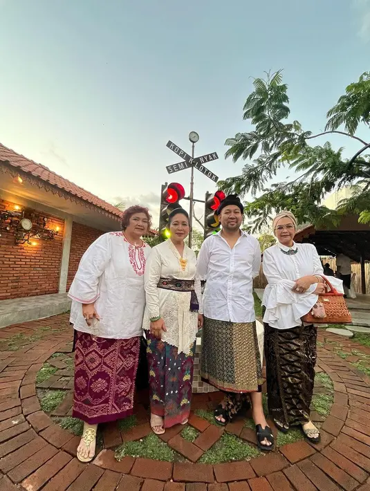 Namun baru-baru ini, Titiek Soeharto tampil tak kalah anggun meski tanpa mengenakan baju kurung [@lalahamid]