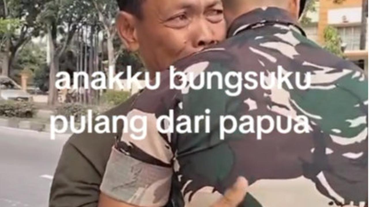Lepas Kerinduan, Momen TNI Pulang Temui Ayahnya Ini Bikin Haru