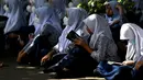Siswa membaca buku saat berkumpul dalam peringatan Hari Kesehatan Jiwa Sedunia di sebuah SMP Islam di Banda Aceh, Aceh, Kamis (14/10/2021). Hari Kesehatan Jiwa Sedunia atau World Mental Health Day diperingati setiap tanggal 10 Oktober. (CHAIDEER MAHYUDDIN/AFP)