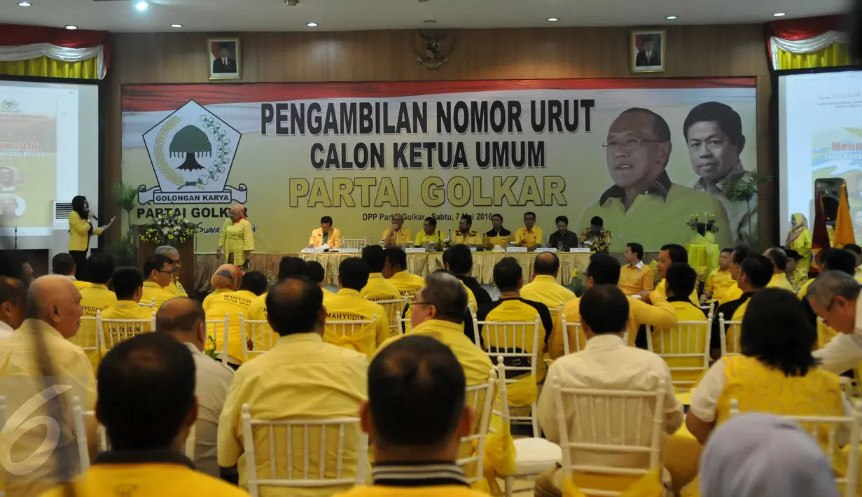 Suasana acara pengambilan nomer urut Calon Ketua Umum Partai Golkar di DPP Partai Golkar Jakarta, (7/5). Nomer urut tersebut akan di gunakan pada pemilihan Ketua Umum saat Munaslub Golkar pada tanggal 15 Mei 2016 di bali. (Liputan6.com/Johan Tallo)